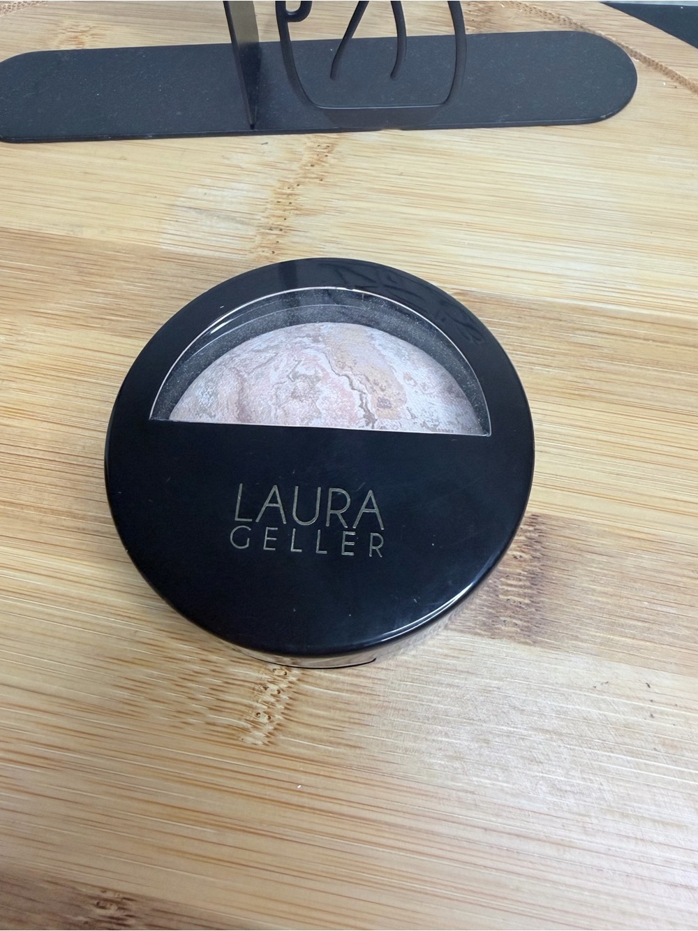 Laura Geller Illuminating Foundation Compact in Rose Gold Marble Box - Picture 2 of 5
